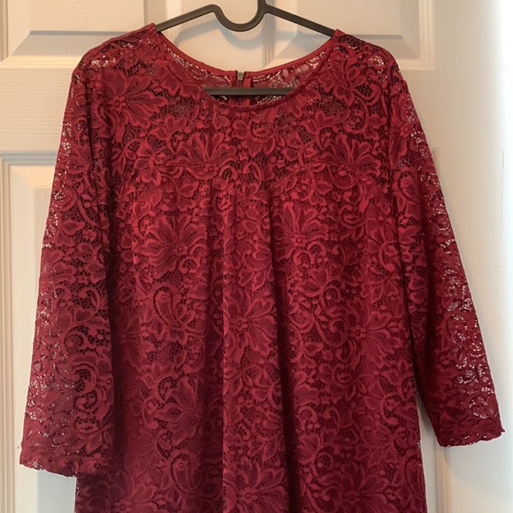 Elegant Lace Midi Dress in Rich Burgundy - Picture 4 of 14